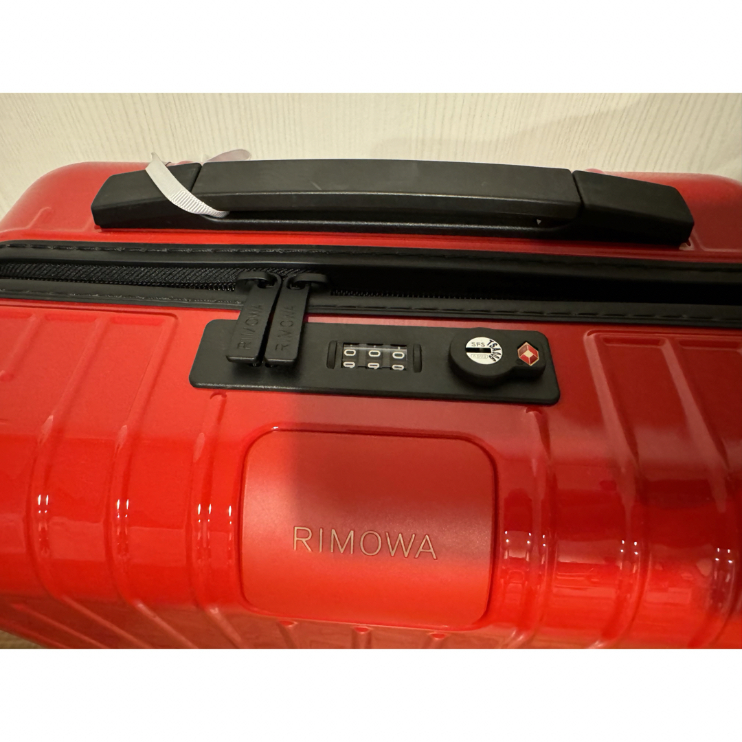 RIMOWA(リモワ)の保証付き RIMOWA Essential Lite Cabin S レッド レディースのバッグ(スーツケース/キャリーバッグ)の商品写真