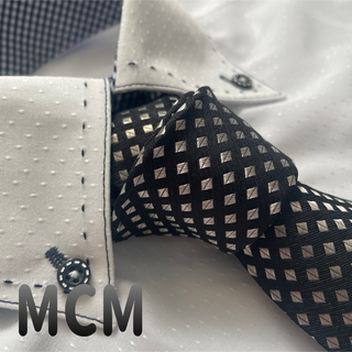 エムシーエム(MCM)のMCM  ネクタイ【未使用に近い】小紋柄　光沢　厚手　ブランドロゴ　ブラック(ネクタイ)