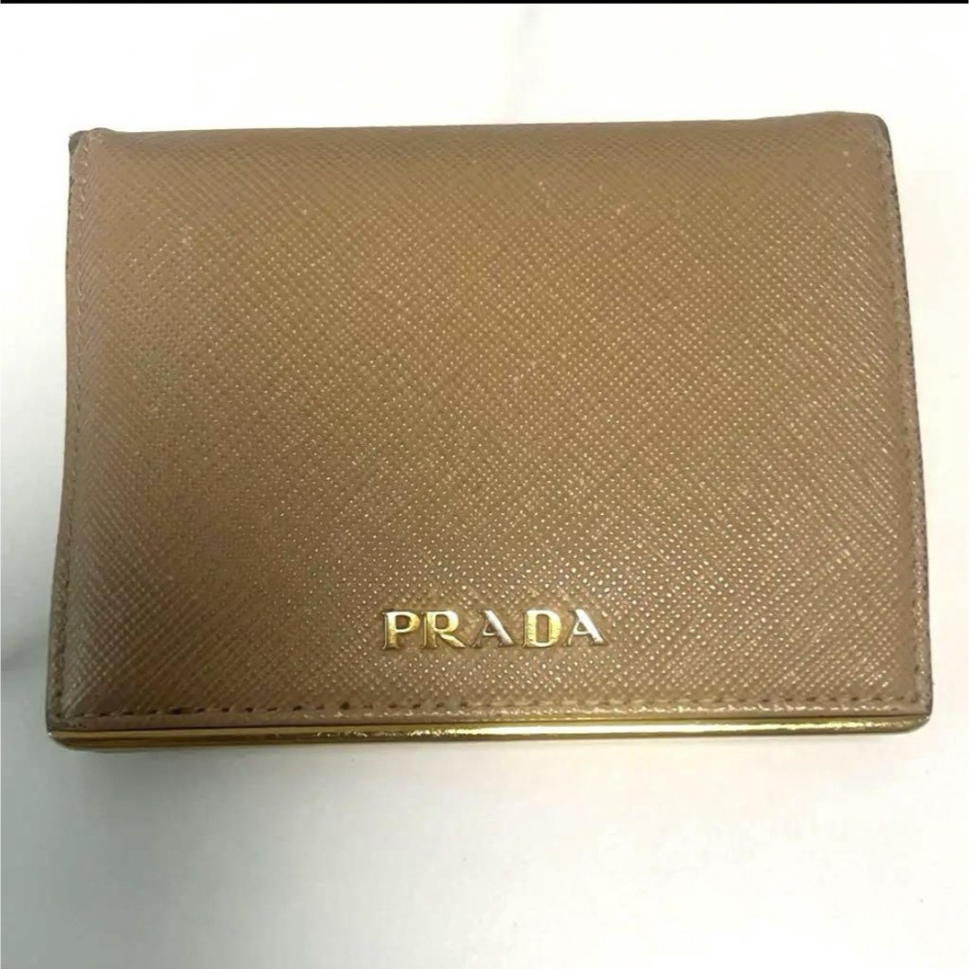 PRADA(プラダ)のPRADA 二つ折り　財布　ベージュ　ゴールド レディースのファッション小物(財布)の商品写真