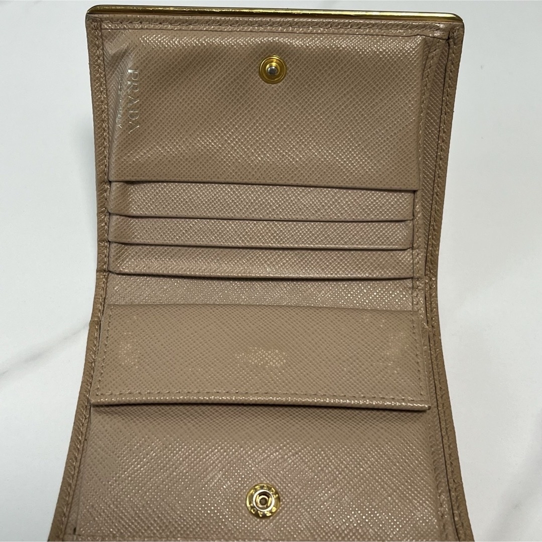 PRADA(プラダ)のPRADA 二つ折り　財布　ベージュ　ゴールド レディースのファッション小物(財布)の商品写真
