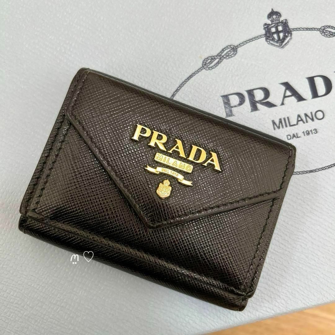 PRADA(プラダ)のPRADAプラダ　サフィアーノレザー三つ折り財布コンパクトミニウォレット　レター レディースのファッション小物(財布)の商品写真