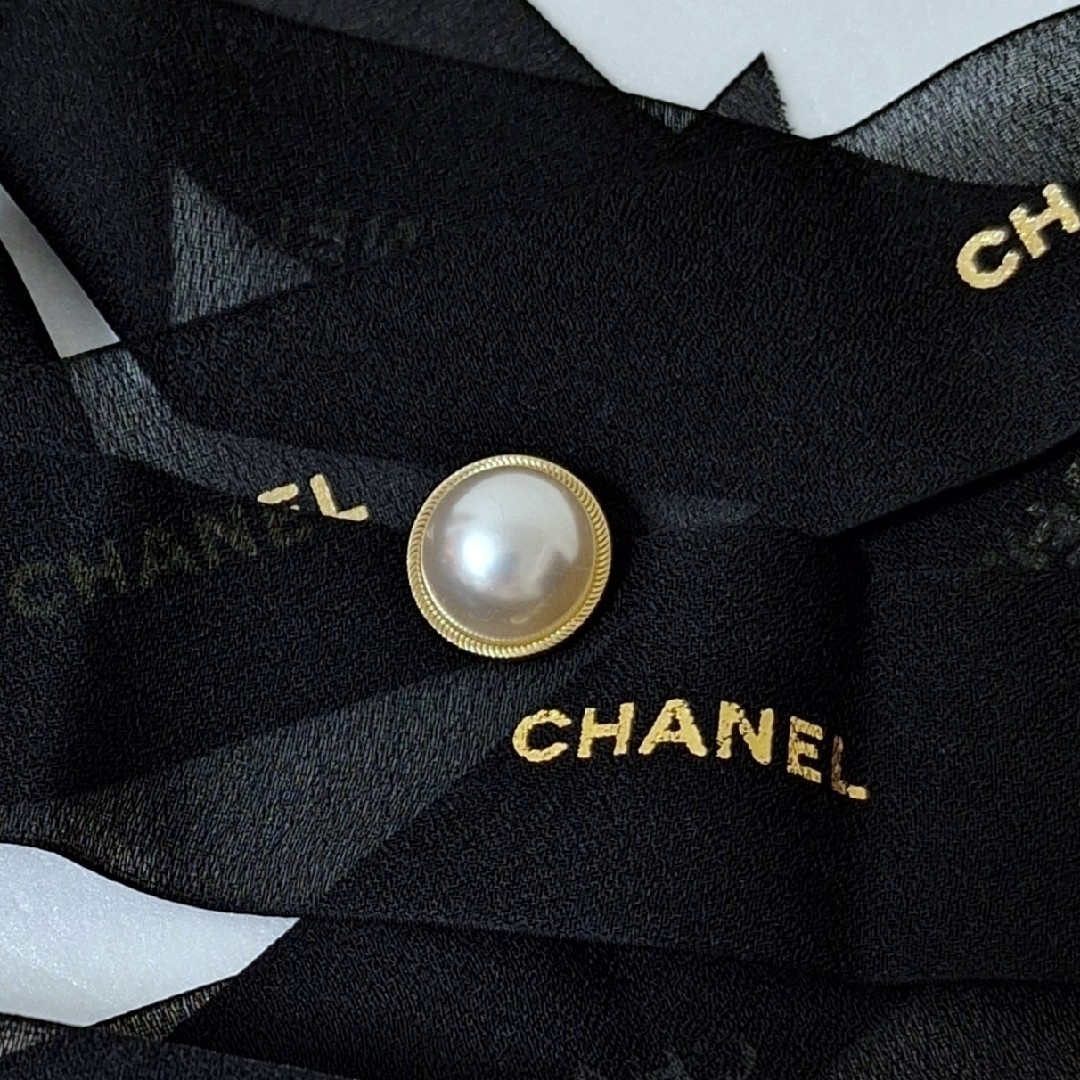 CHANEL(シャネル)のシャネル チャーム カメリア パール リボン ホリデー 限定 2022 2023 レディースのアクセサリー(チャーム)の商品写真