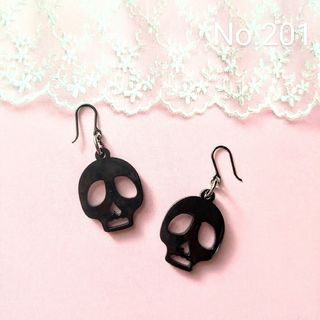 【201】ブラックドクロのピアス/ガイコツ/骸骨/スカル＊イヤリング変更可(ピアス)