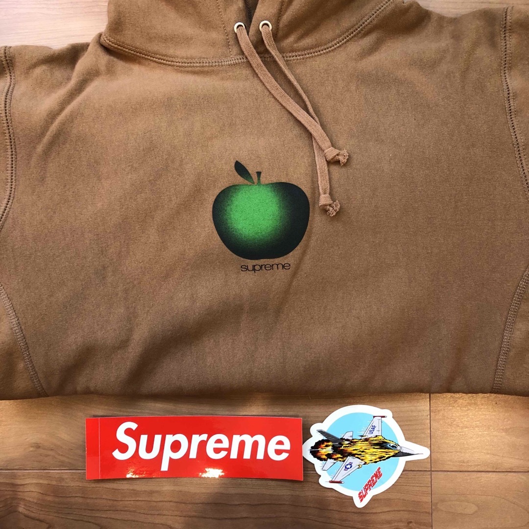 Supreme(シュプリーム)の新品タグ付き　supreme apple パーカー　アップル　りんご メンズのトップス(パーカー)の商品写真