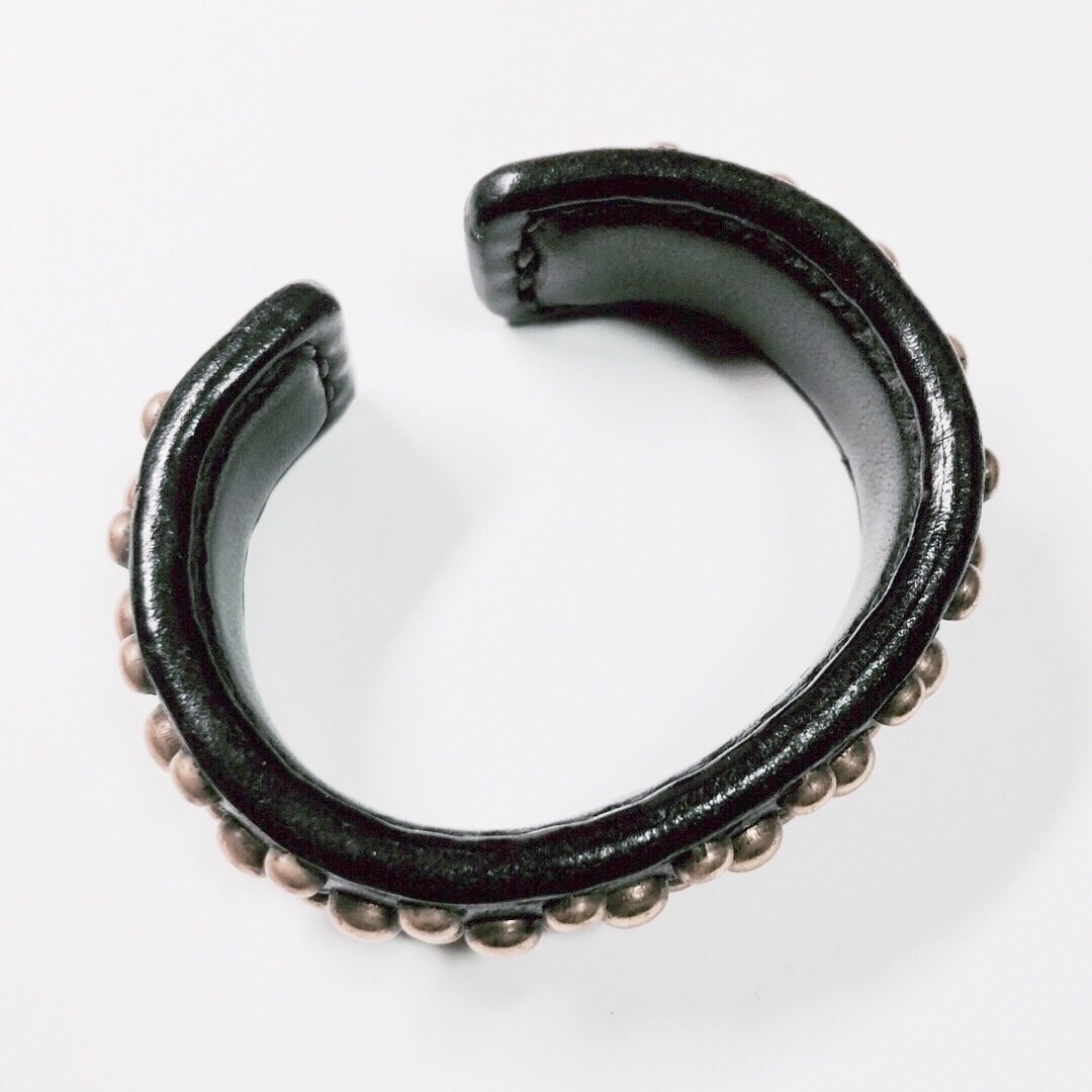 CALEE(キャリー)のCALEE studs leather bangle bracelet 本革製 メンズのアクセサリー(ブレスレット)の商品写真