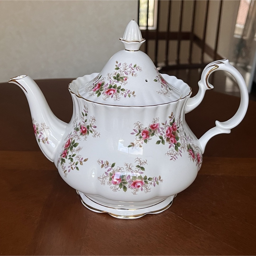 ROYAL ALBERT(ロイヤルアルバート)の【ビンテージ】ロイヤルアルバート★ラベンダーローズ★ティーポット（蓋に貫入あり） インテリア/住まい/日用品のキッチン/食器(食器)の商品写真