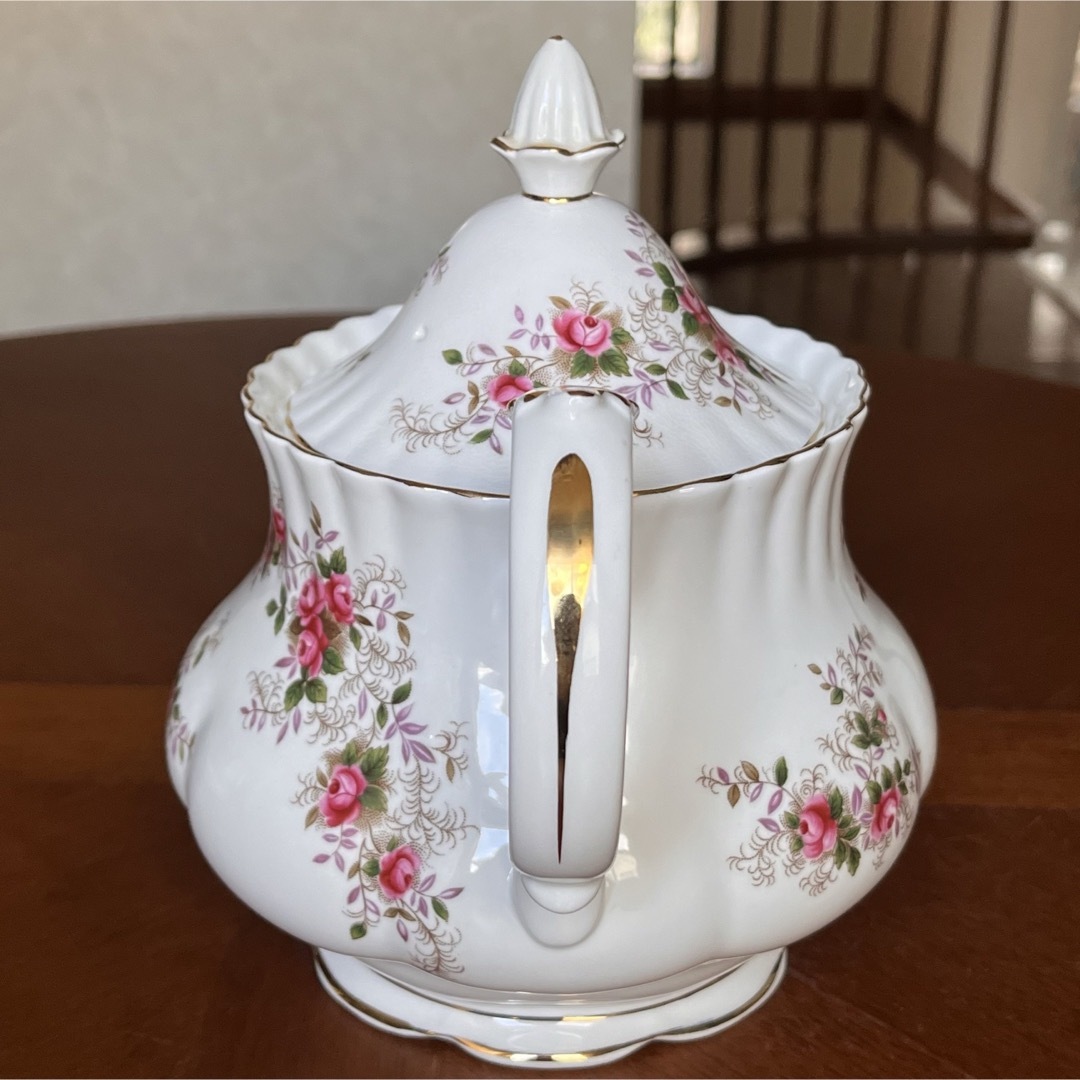 ROYAL ALBERT(ロイヤルアルバート)の【ビンテージ】ロイヤルアルバート★ラベンダーローズ★ティーポット（蓋に貫入あり） インテリア/住まい/日用品のキッチン/食器(食器)の商品写真