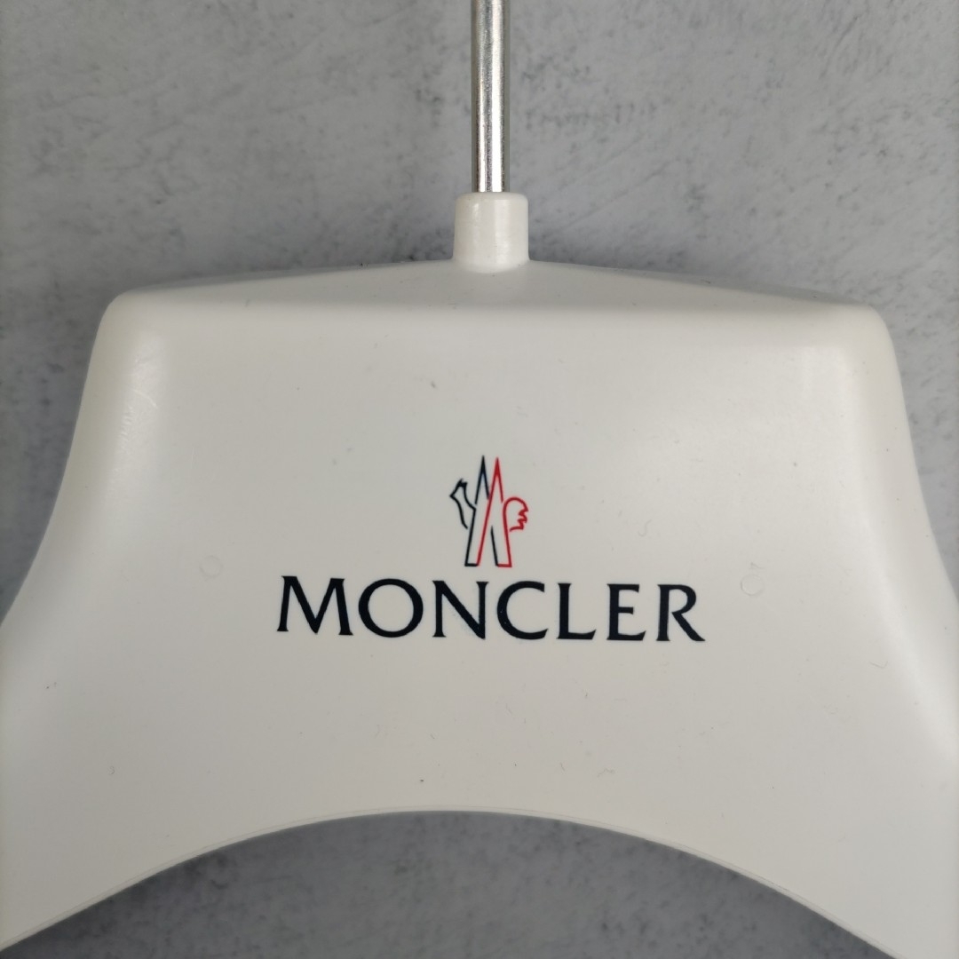 MONCLER(モンクレール)の【新品非売品】MONCLER(モンクレール)　オリジナル　ダウンハンガー　幅45 メンズのジャケット/アウター(ダウンジャケット)の商品写真