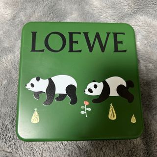 ロエベ(LOEWE)の【入手困難】LOEWE  クッキー缶 パンダ(菓子/デザート)