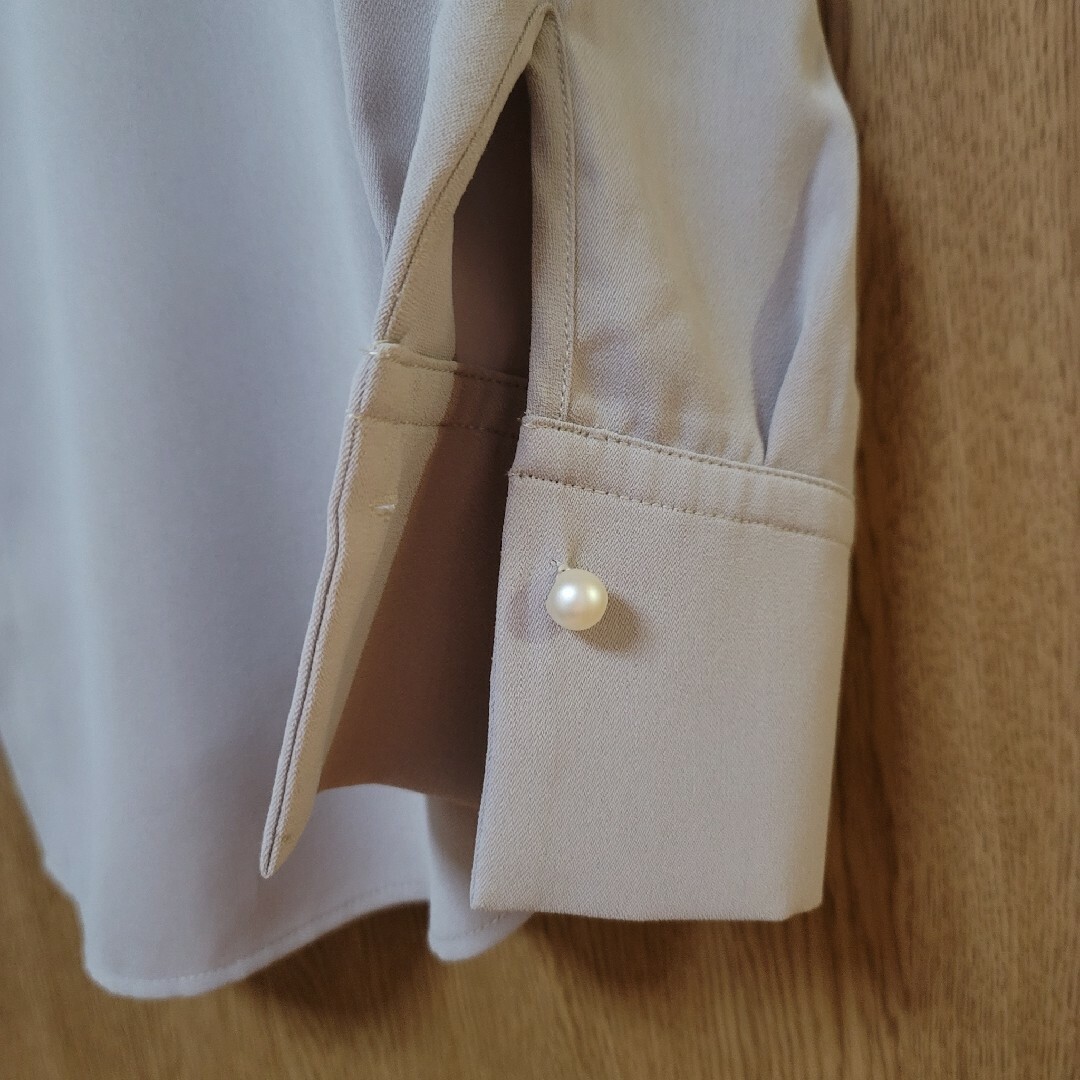 新品 洋服の青山 L ブラウス シャツ パール グレー 長袖 シンプル 大人 レディースのトップス(シャツ/ブラウス(長袖/七分))の商品写真