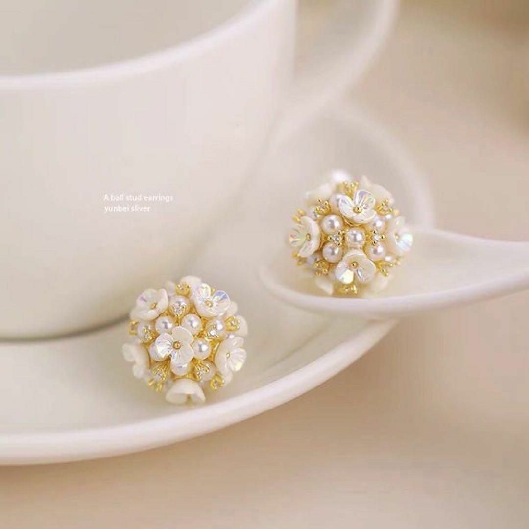 38 【２way仕様】白い小花 パール ピアス フラワーボール フェミニン レディースのアクセサリー(ピアス)の商品写真