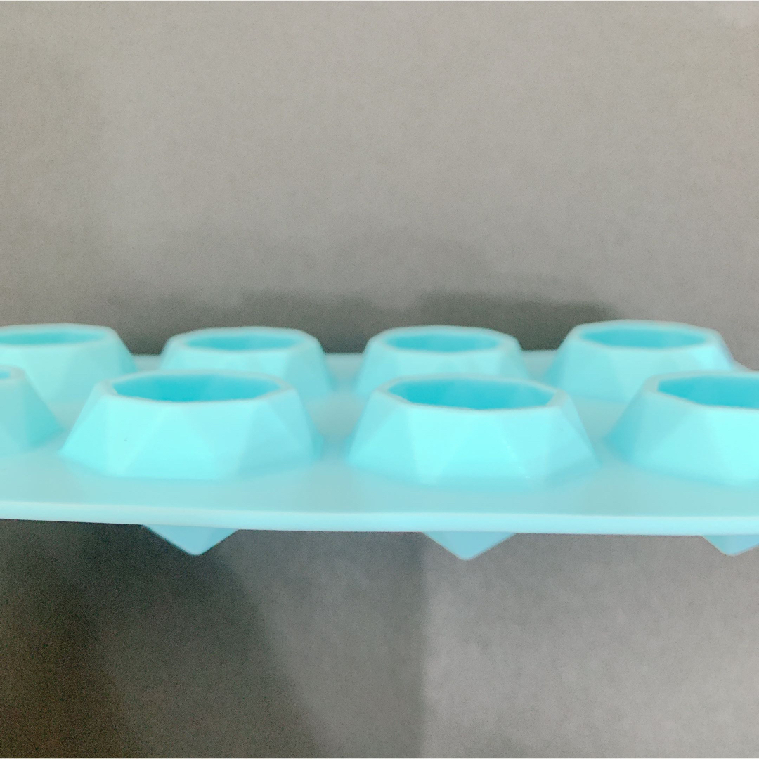 新品 シリコーン製 アイスキューブ トレー ダイヤモンド 16個分  製氷皿 インテリア/住まい/日用品のキッチン/食器(調理道具/製菓道具)の商品写真