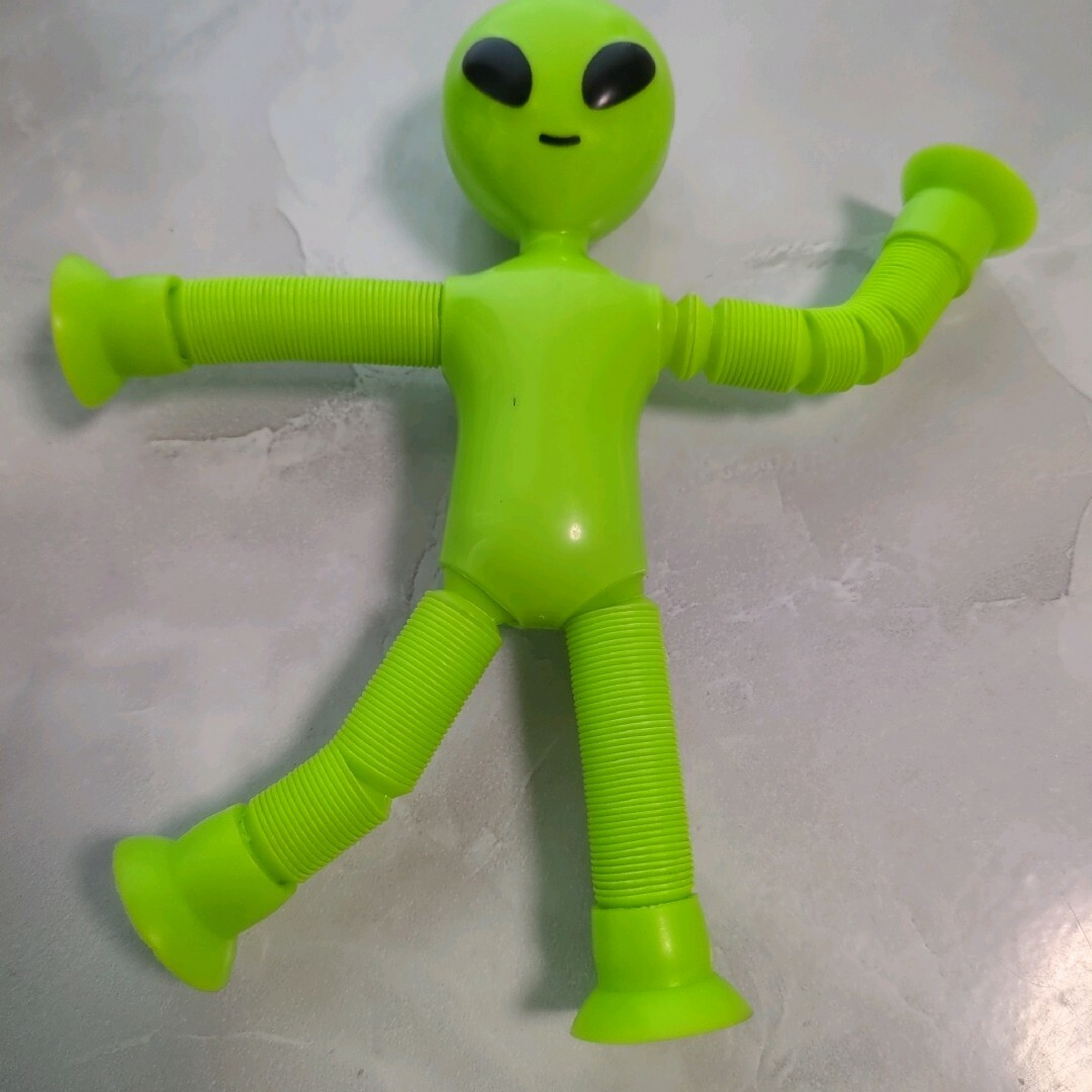 宇宙人　吸盤　おもちゃ　エイリアン　緑 エンタメ/ホビーのおもちゃ/ぬいぐるみ(キャラクターグッズ)の商品写真