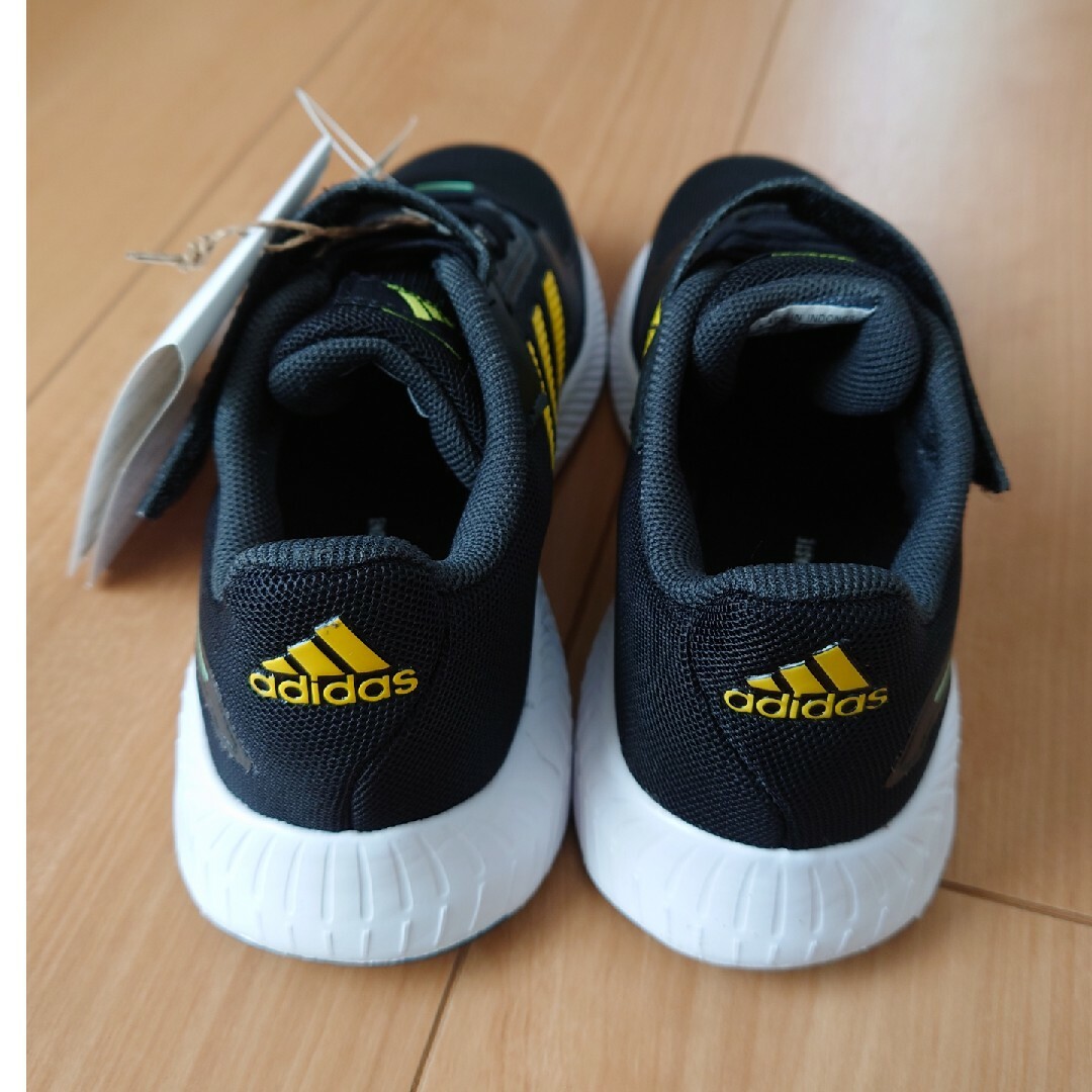 adidas(アディダス)のadidas　スニーカー　17cm キッズ/ベビー/マタニティのキッズ靴/シューズ(15cm~)(スニーカー)の商品写真