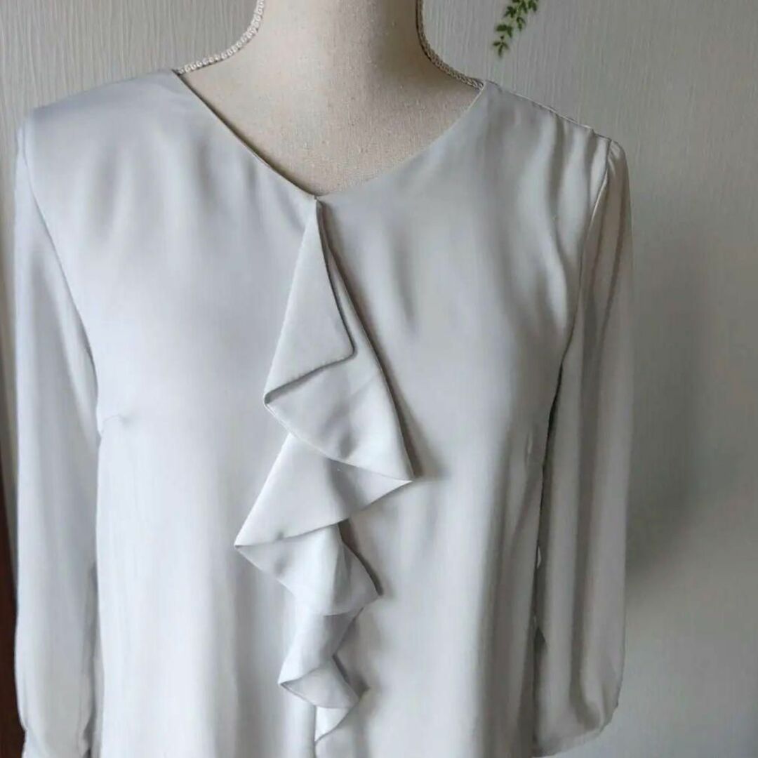 no.6 ANCHOR WOMAN PERSON’S 淡いグレーのブラウス