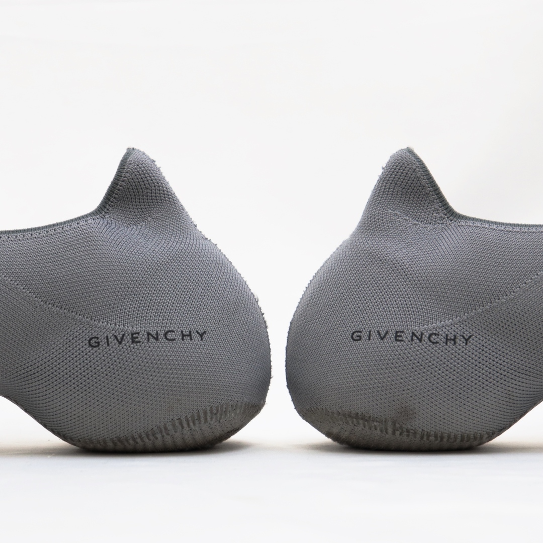 GIVENCHY(ジバンシィ)の美品 ジバンシィ 22年 TK-360 ニット ローカット スニーカー メンズ グラファイトグレー 41 ロゴプリント GIVENCHY メンズの靴/シューズ(スニーカー)の商品写真