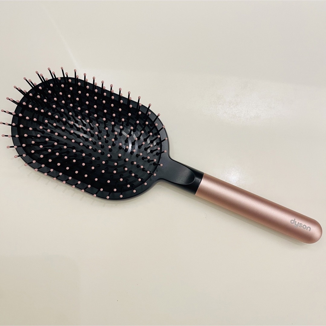 新品 Dyson ダイソン ヘアブラシ パドルブラシ ロゼカラー スカルプブラシ コスメ/美容のヘアケア/スタイリング(ヘアブラシ/クシ)の商品写真