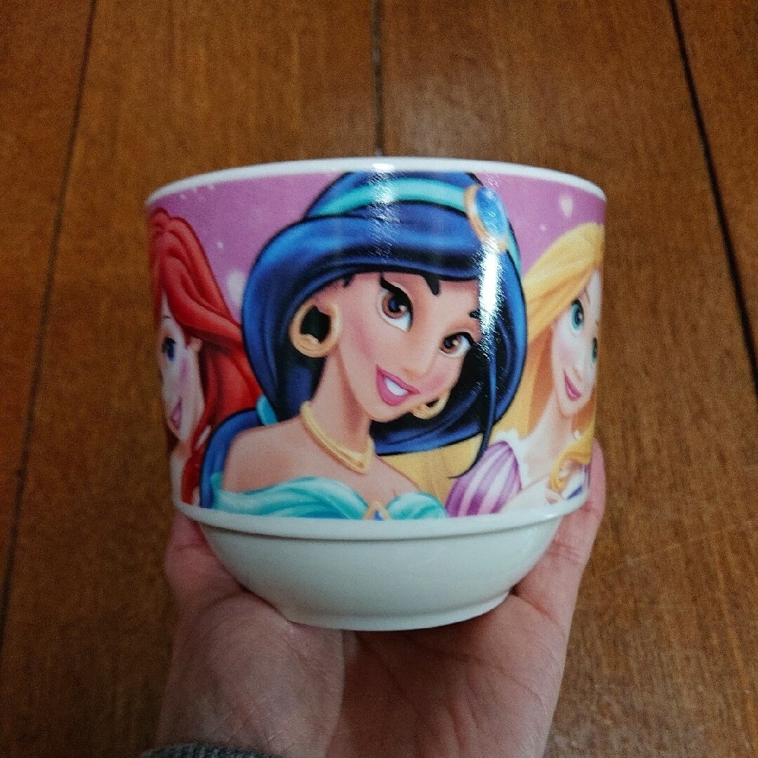 Disney(ディズニー)の【新品】ディズニープリンセス マルチカップ インテリア/住まい/日用品のキッチン/食器(グラス/カップ)の商品写真