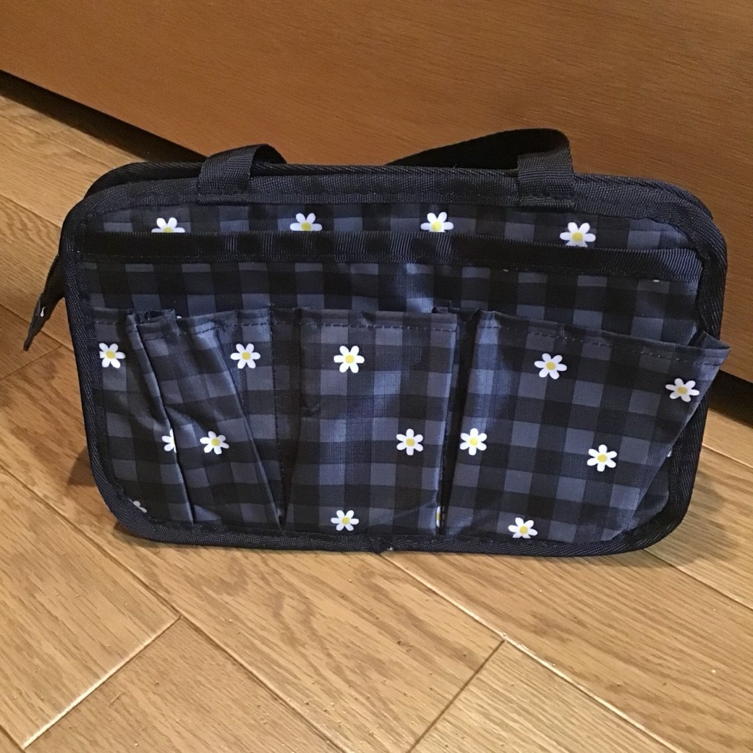 LeSportsac(レスポートサック)のLeSportsac♥️お花柄ポーチ 新品未使用 レディースのファッション小物(ポーチ)の商品写真