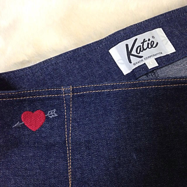 Katie(ケイティー)のKatie ハート刺繍デニムスカート レディースのスカート(ミニスカート)の商品写真