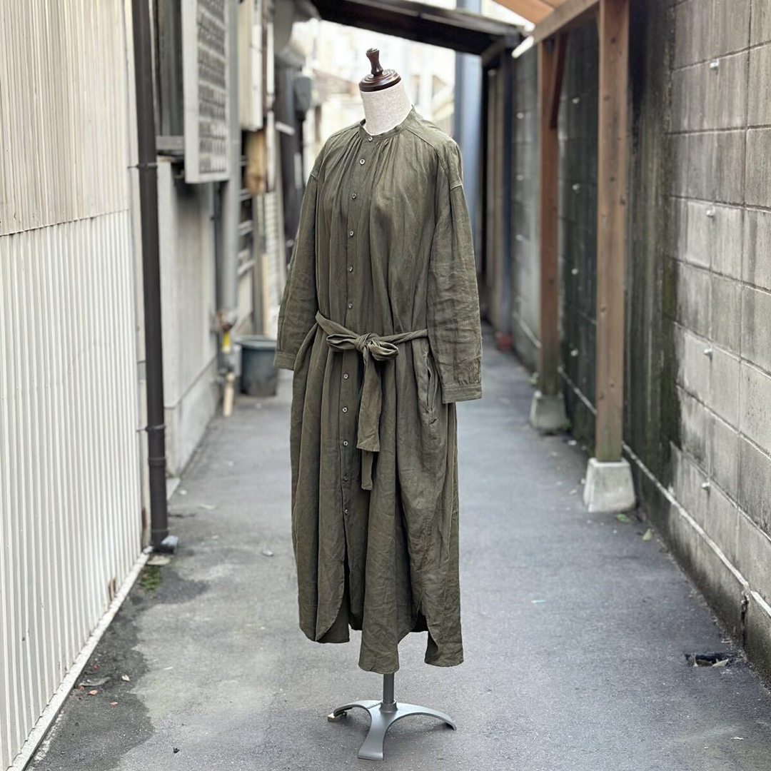 suzuki takayuki(スズキタカユキ)の21aw 2021 スズキタカユキ リネン シャツ ギャザー ドレス ワンピース レディースのワンピース(ロングワンピース/マキシワンピース)の商品写真