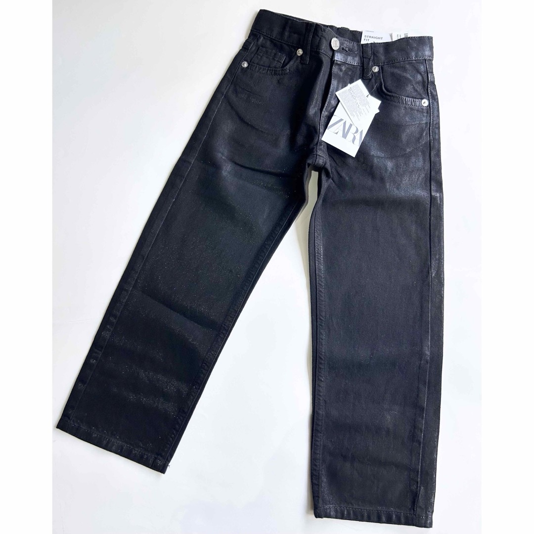 ZARA(ザラ)の【新品•116-122cm(6-7Y)】ZARA/ブラックデニムストレートパンツ キッズ/ベビー/マタニティのキッズ服女の子用(90cm~)(パンツ/スパッツ)の商品写真