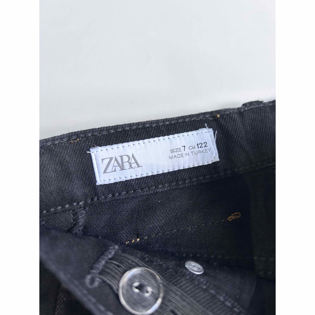 ZARA(ザラ)の【新品•116-122cm(6-7Y)】ZARA/ブラックデニムストレートパンツ キッズ/ベビー/マタニティのキッズ服女の子用(90cm~)(パンツ/スパッツ)の商品写真