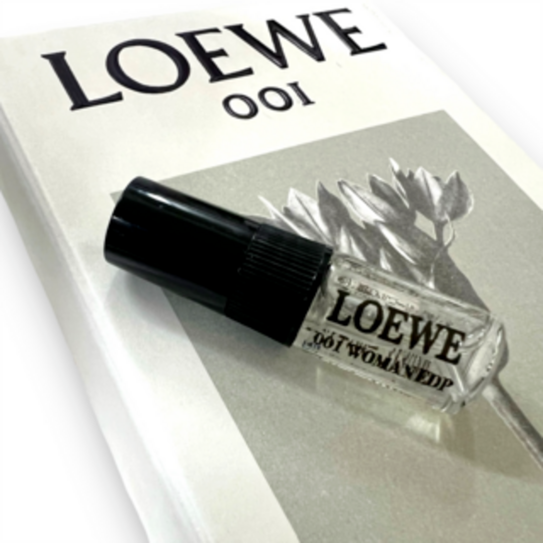 LOEWE(ロエベ)の芸能人愛用　ロエベ　001　WOMAN　1.5ml　香水 コスメ/美容の香水(ユニセックス)の商品写真