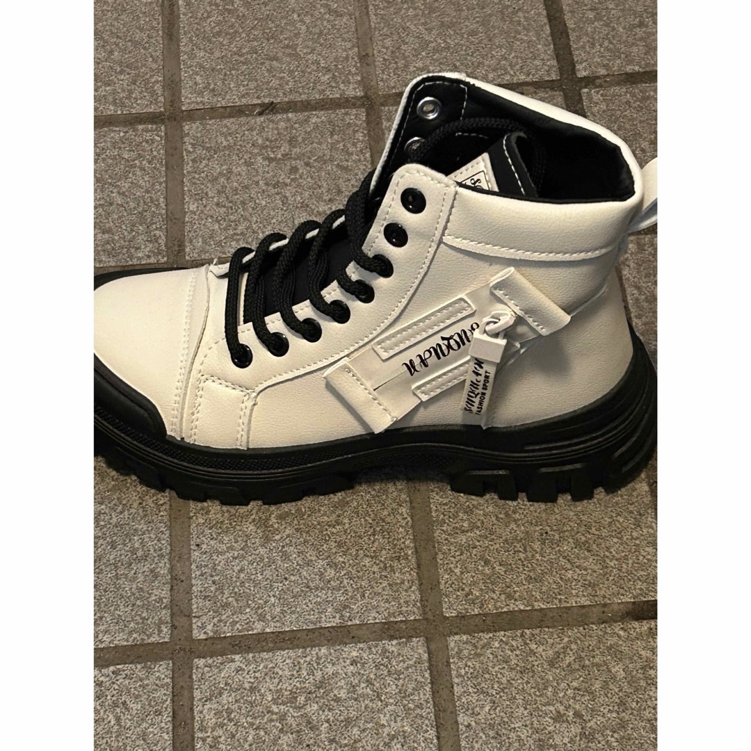 SHEIN(シーイン)のshein ブーツ　ホワイト レディースの靴/シューズ(ブーツ)の商品写真