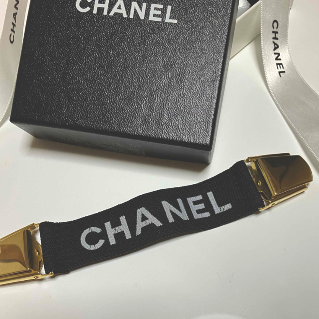 CHANEL(シャネル)の美品 CHANEL ロゴ ゴールド金具 アームバンド クリップ   正規品   レディースのアクセサリー(その他)の商品写真