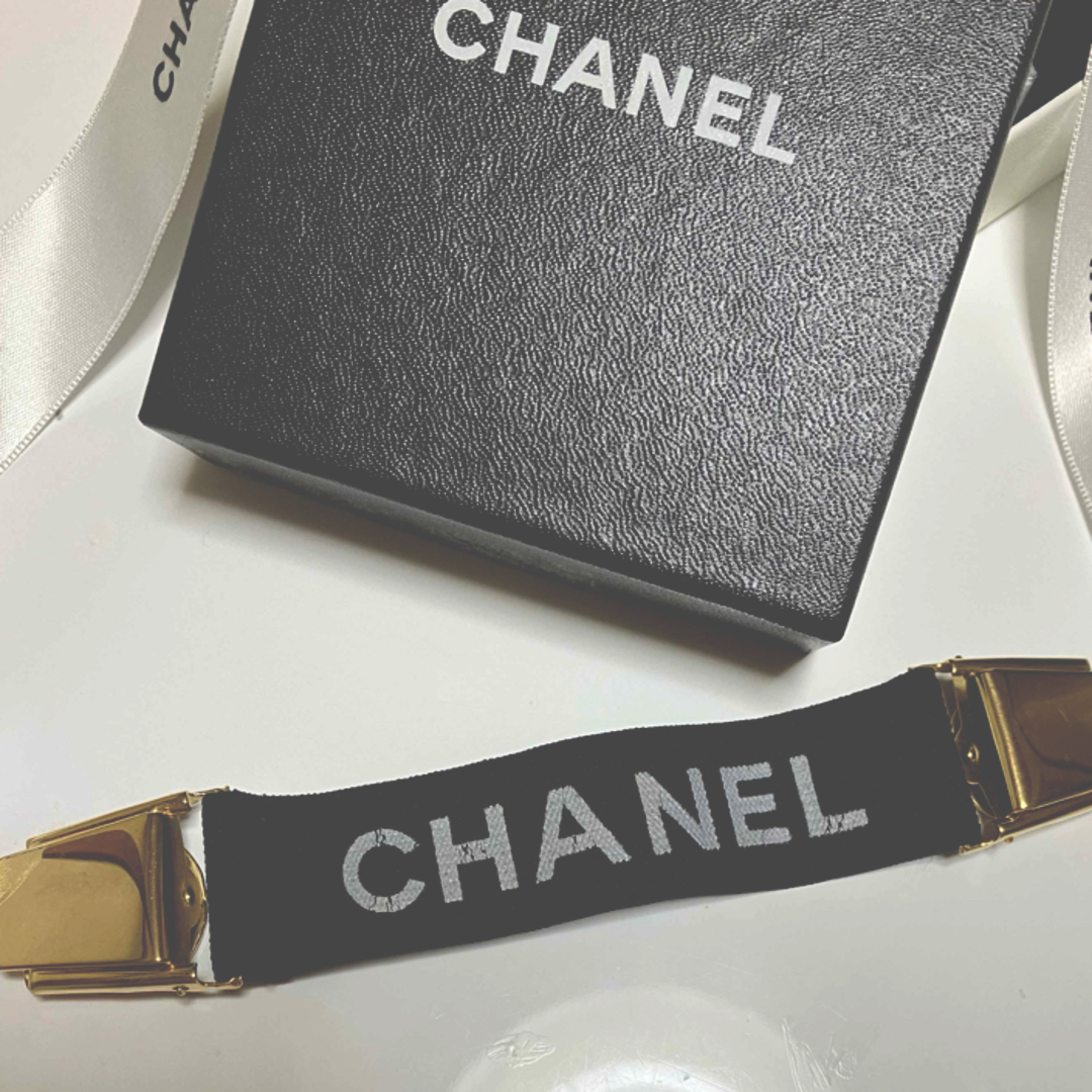 CHANEL(シャネル)の美品 CHANEL ロゴ ゴールド金具 アームバンド クリップ   正規品   レディースのアクセサリー(その他)の商品写真