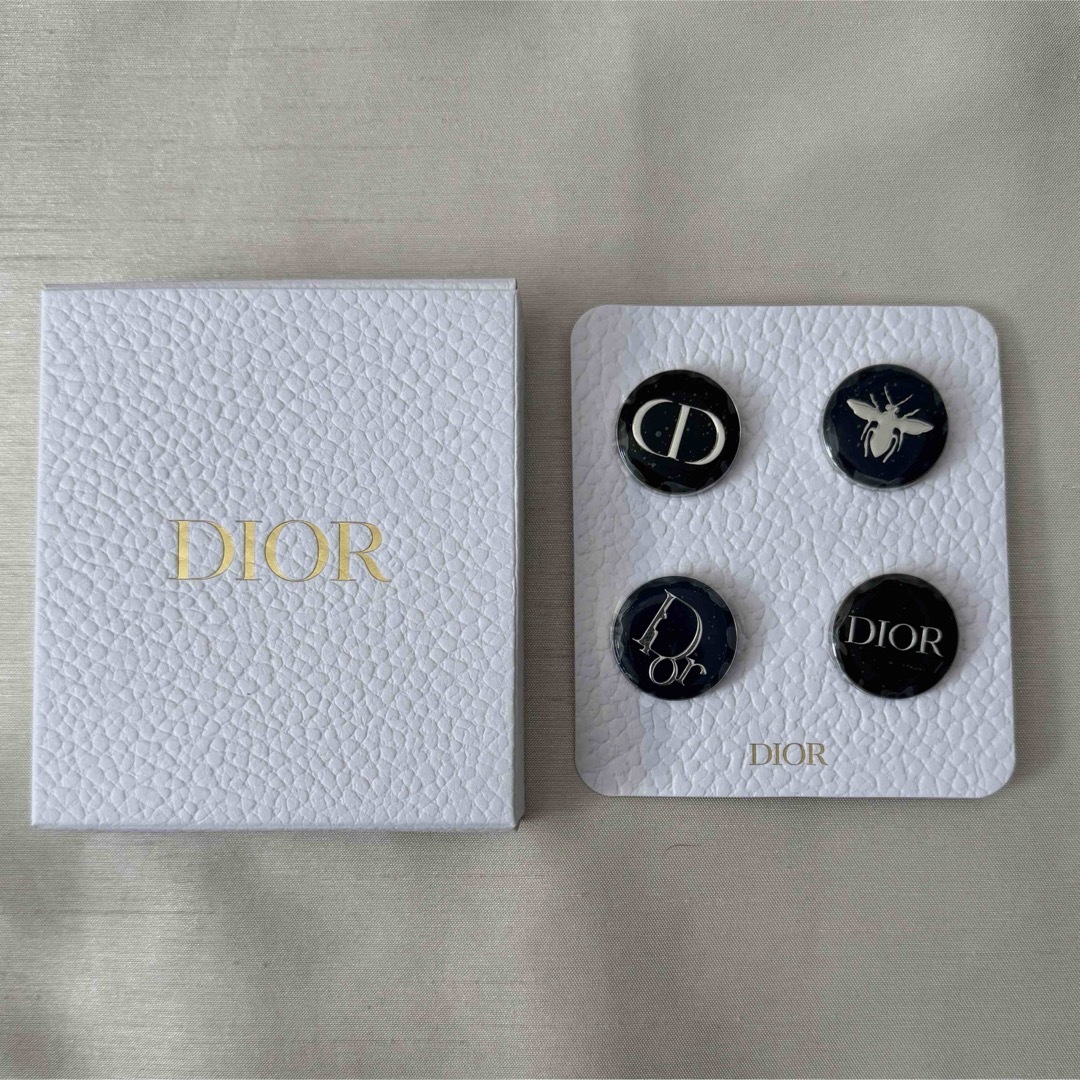 Dior(ディオール)のDior ディオール　コスメ　ノベルティ　ピンバッジ エンタメ/ホビーのコレクション(ノベルティグッズ)の商品写真