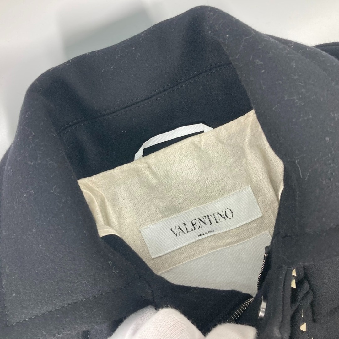 VALENTINO(ヴァレンティノ)のヴァレンティノ VALENTINO スタッズ アパレル アウター コート 長袖 フード付き ダッフルコート ウール ブラック メンズのジャケット/アウター(ダッフルコート)の商品写真