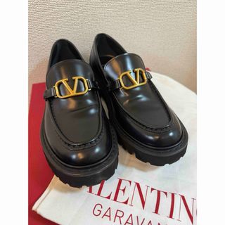 ヴァレンティノ(VALENTINO)のvalentino Vロゴ　ローファー　37.5(ローファー/革靴)