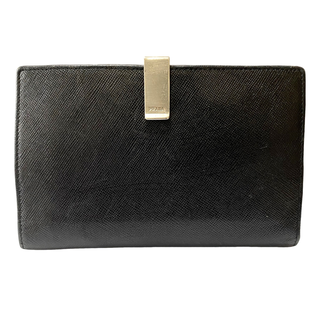 PRADA(プラダ)のプラダ　サフィアーノレザー　折り財布　ロゴバックル　黒　メンズ　レディース レディースのファッション小物(財布)の商品写真