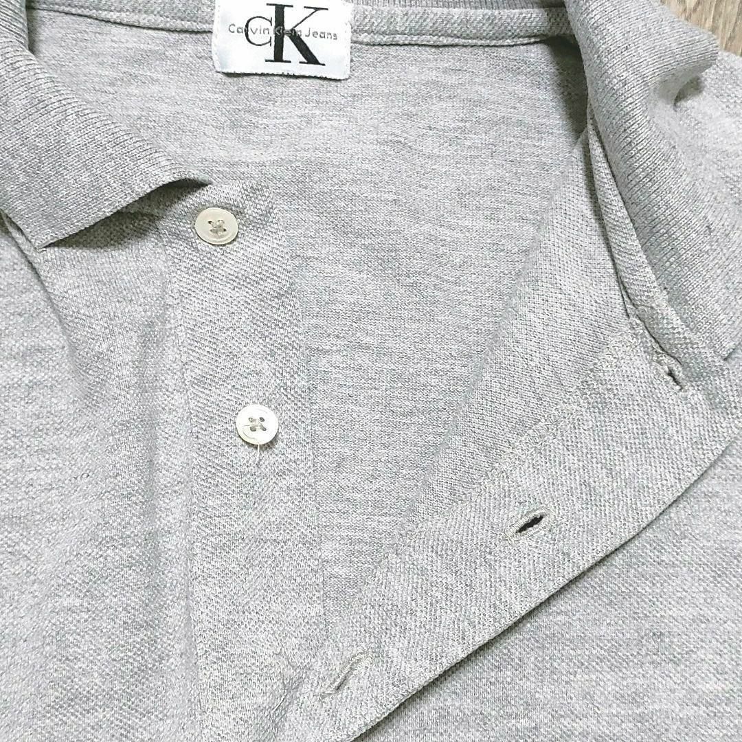 Calvin Klein(カルバンクライン)のCalvin Klein　刺繍ロゴ入りポロシャツ　半袖　グレー　ゴルフ　人気　◎ メンズのトップス(Tシャツ/カットソー(半袖/袖なし))の商品写真