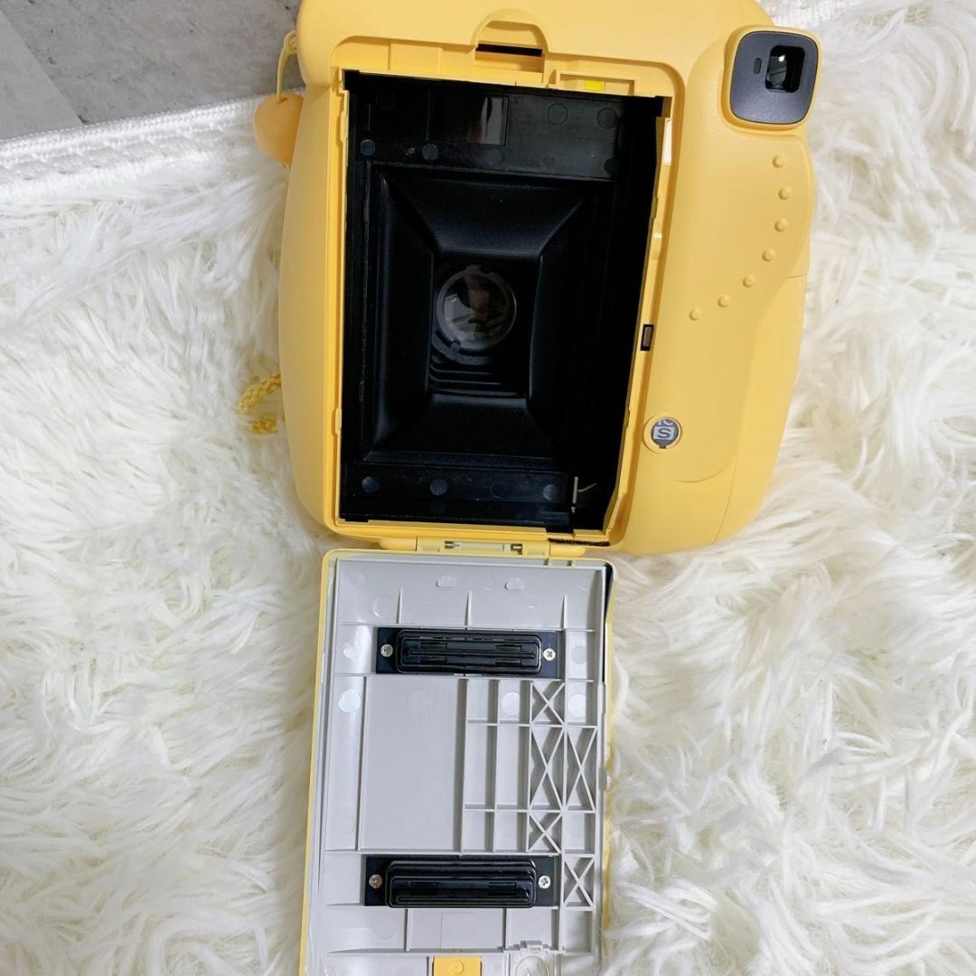 富士フイルム(フジフイルム)の美品 FUJIFILM チェキ instax mini8 ミニオン 限定品 スマホ/家電/カメラのカメラ(フィルムカメラ)の商品写真