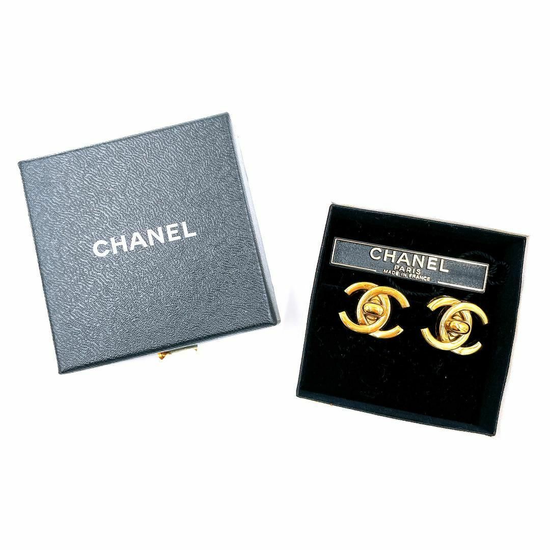 CHANEL(シャネル)のシャネル ココマーク ターンロック イヤリング レディース ゴールド 96P レディースのアクセサリー(イヤリング)の商品写真