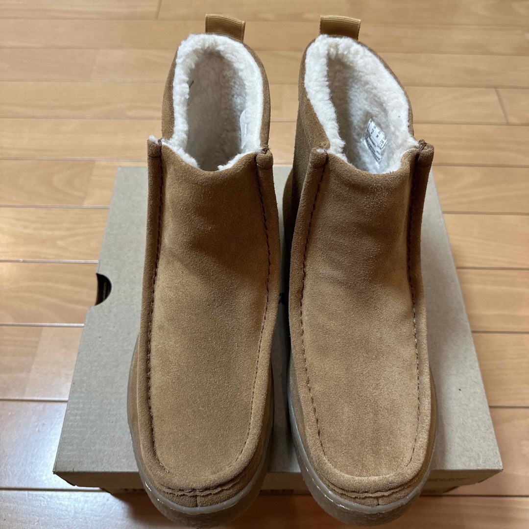 Clarks(クラークス)の新品　Clarksクラースク　スエードブーツ　バレーイプル　ベージュ　24cm レディースの靴/シューズ(ブーツ)の商品写真