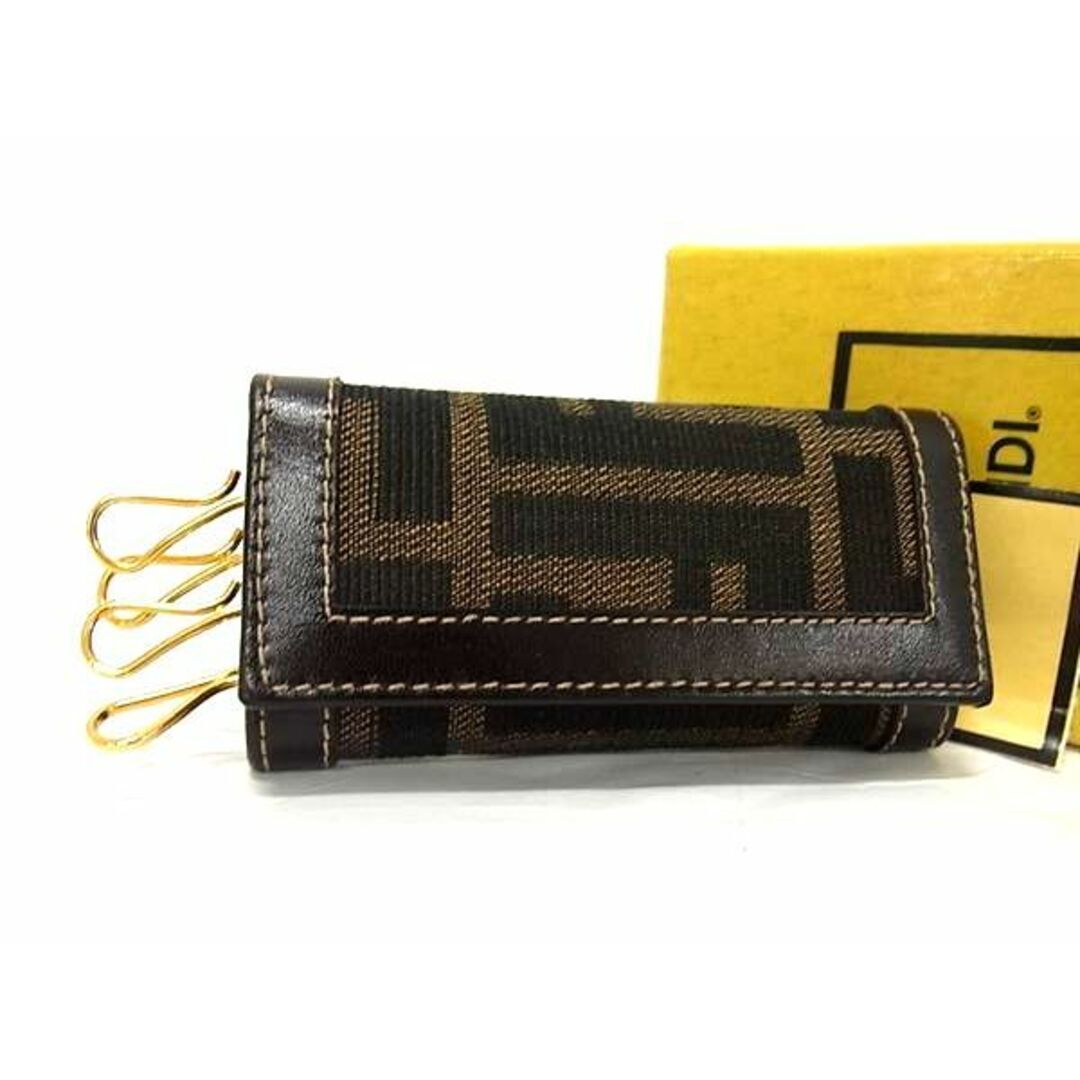 FENDI(フェンディ)の■新品■未使用■ FENDI フェンディズッカ柄 キャンバス×レザー 4連 キーケース 鍵入れ メンズ レディース ブラウン系 AT6626  メンズのメンズ その他(その他)の商品写真