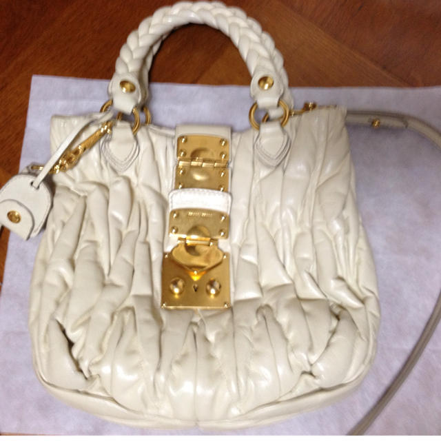 MIU MIU(ミュウミュウ)のmiumiu マトラッセ レディースのバッグ(ハンドバッグ)の商品写真
