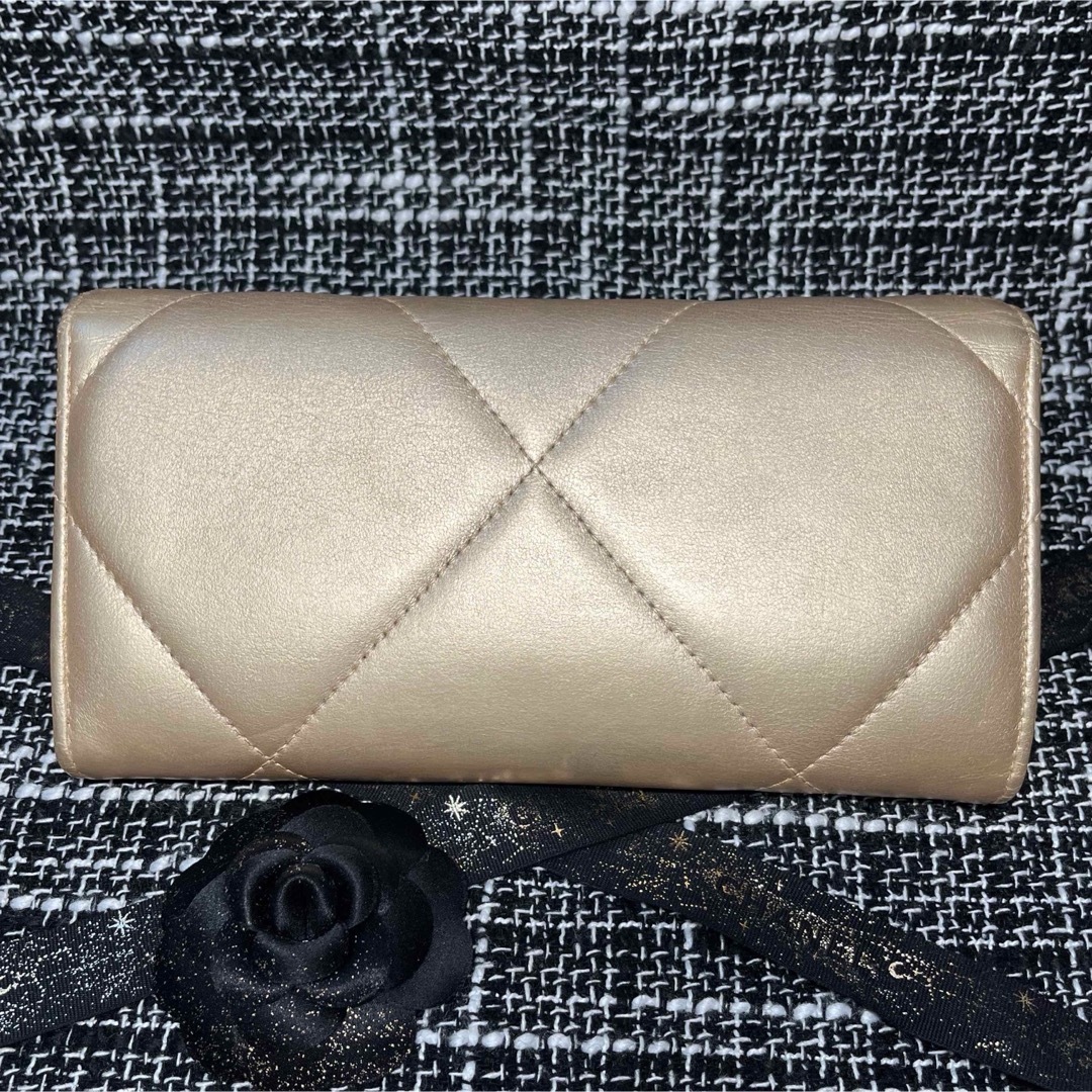 CHANEL - CHANEL ⭐︎31番台 シャネル19 ディズヌフ 長財布 CHANEL - CHANEL ⭐︎31番台 シャネル19 ディズヌフ 長財布