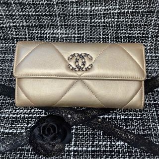 シャネル(CHANEL)のCHANEL ⭐︎31番台　シャネル19  ディズヌフ　長財布　ゴールド(財布)