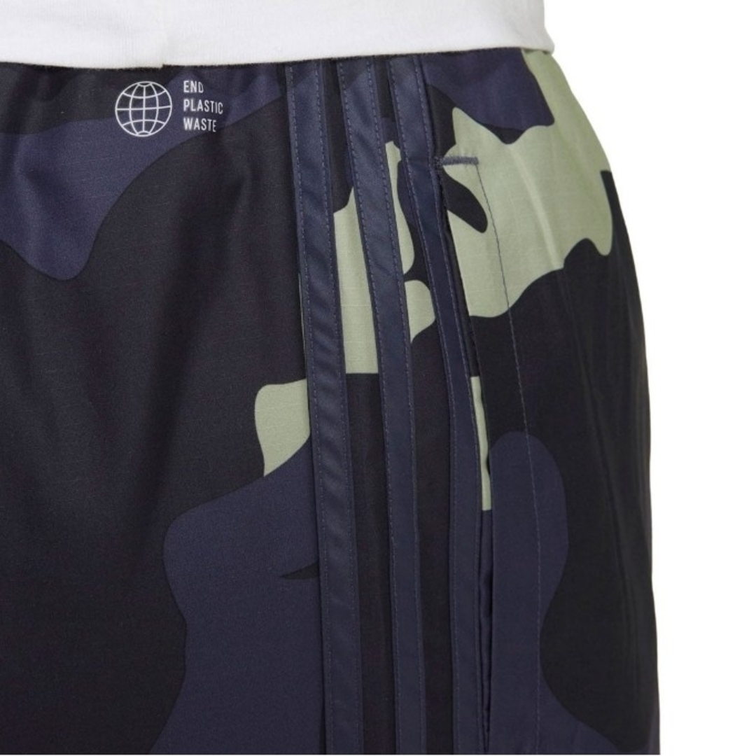 adidas(アディダス)のアディダス ORIGINALS CAMO ナイロンパンツ M スポーツ/アウトドアのトレーニング/エクササイズ(トレーニング用品)の商品写真