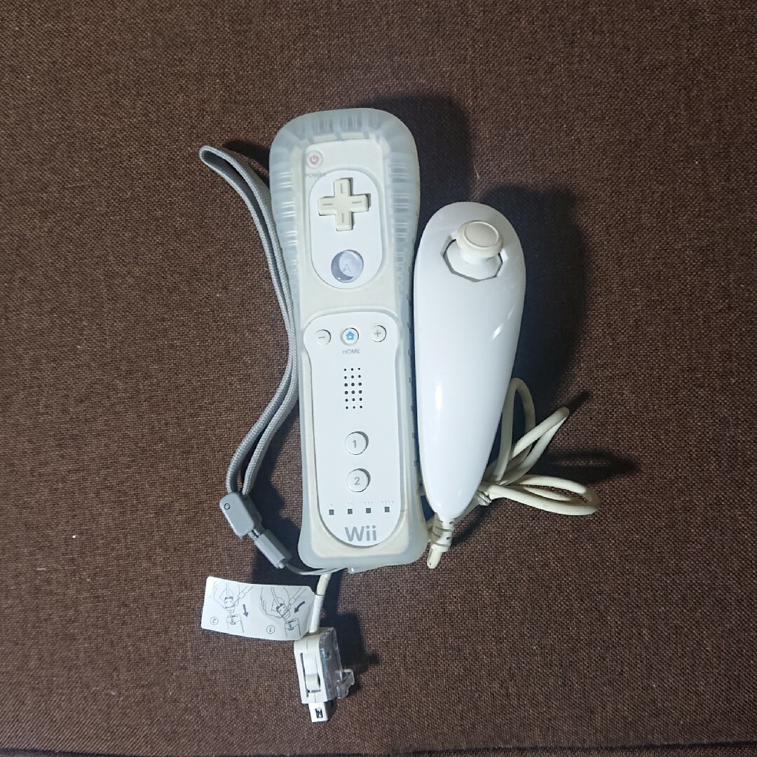 Wii(ウィー)のWii リモコン ヌンチャクセット白 ホワイト シリコンカバー付  任天堂純正品 エンタメ/ホビーのゲームソフト/ゲーム機本体(家庭用ゲーム機本体)の商品写真