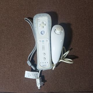 ウィー(Wii)のWii リモコン ヌンチャクセット白 ホワイト シリコンカバー付  任天堂純正品(家庭用ゲーム機本体)