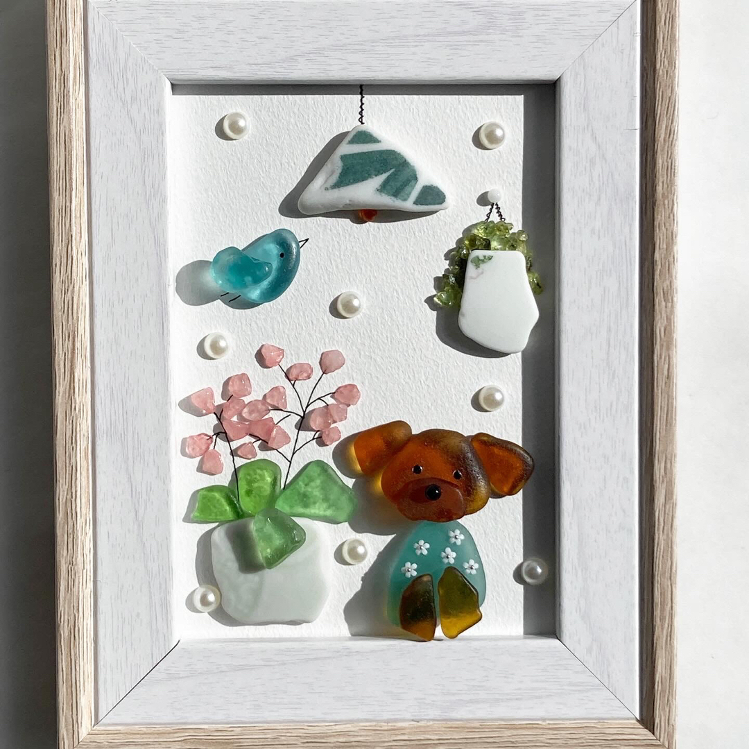 シーグラスアート おすわりトイプードル 小鳥 花と植物 犬 インコ プレゼント ハンドメイドのインテリア/家具(アート/写真)の商品写真