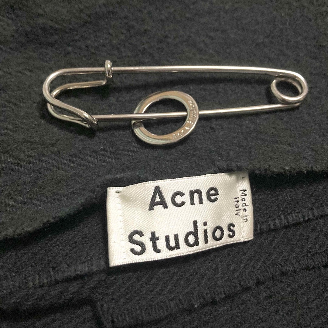 Acne Studios(アクネストゥディオズ)のAcne Studios バイカラー  ストール(ロゴチャームピン付き) レディースのファッション小物(マフラー/ショール)の商品写真