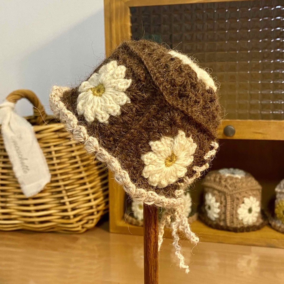 お花の手編み帽子＊チョコ×ミルクティー ハンドメイドのファッション小物(帽子)の商品写真