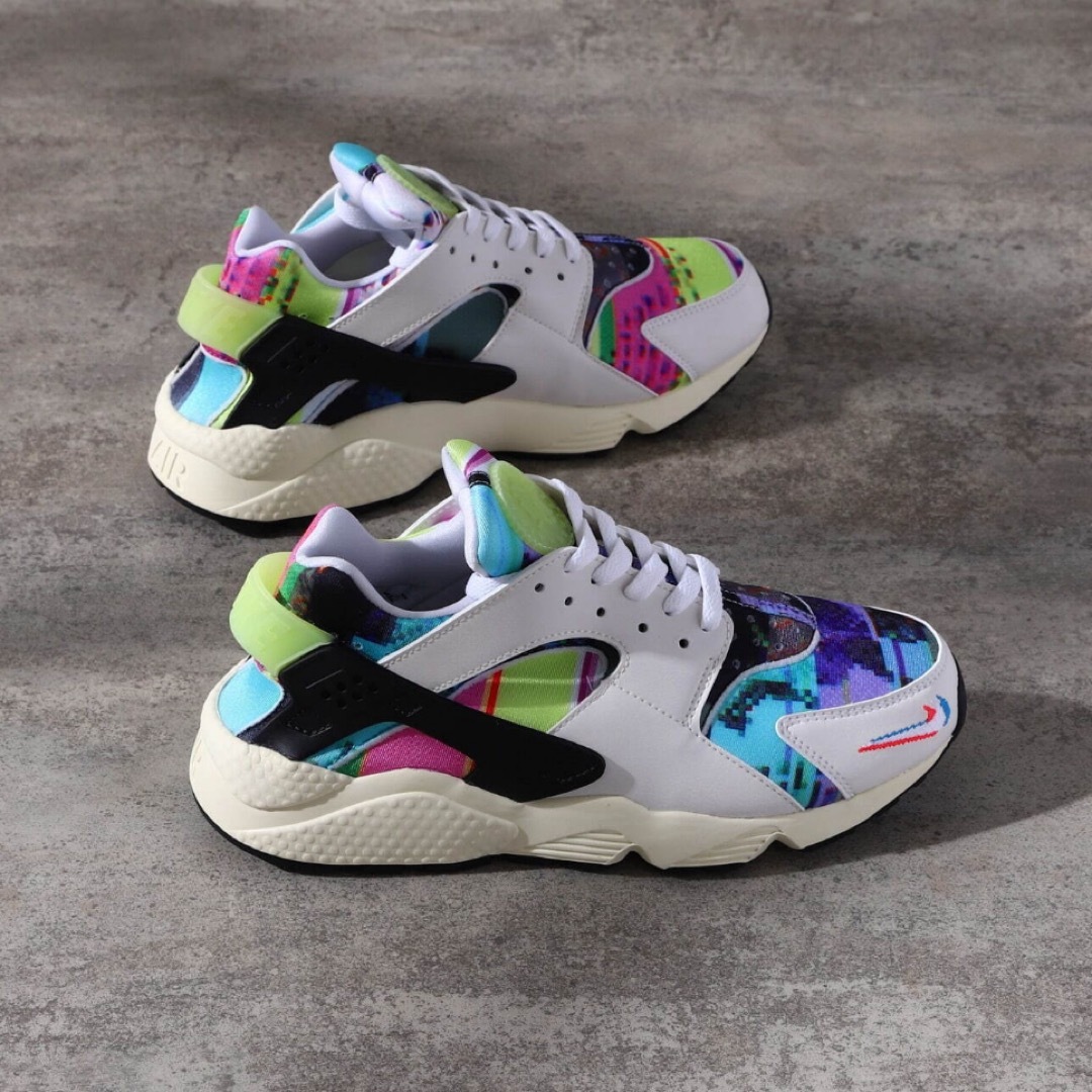 NIKE(ナイキ)のナイキ 25.5 エアハラチ　Air Huarache レディースの靴/シューズ(スニーカー)の商品写真